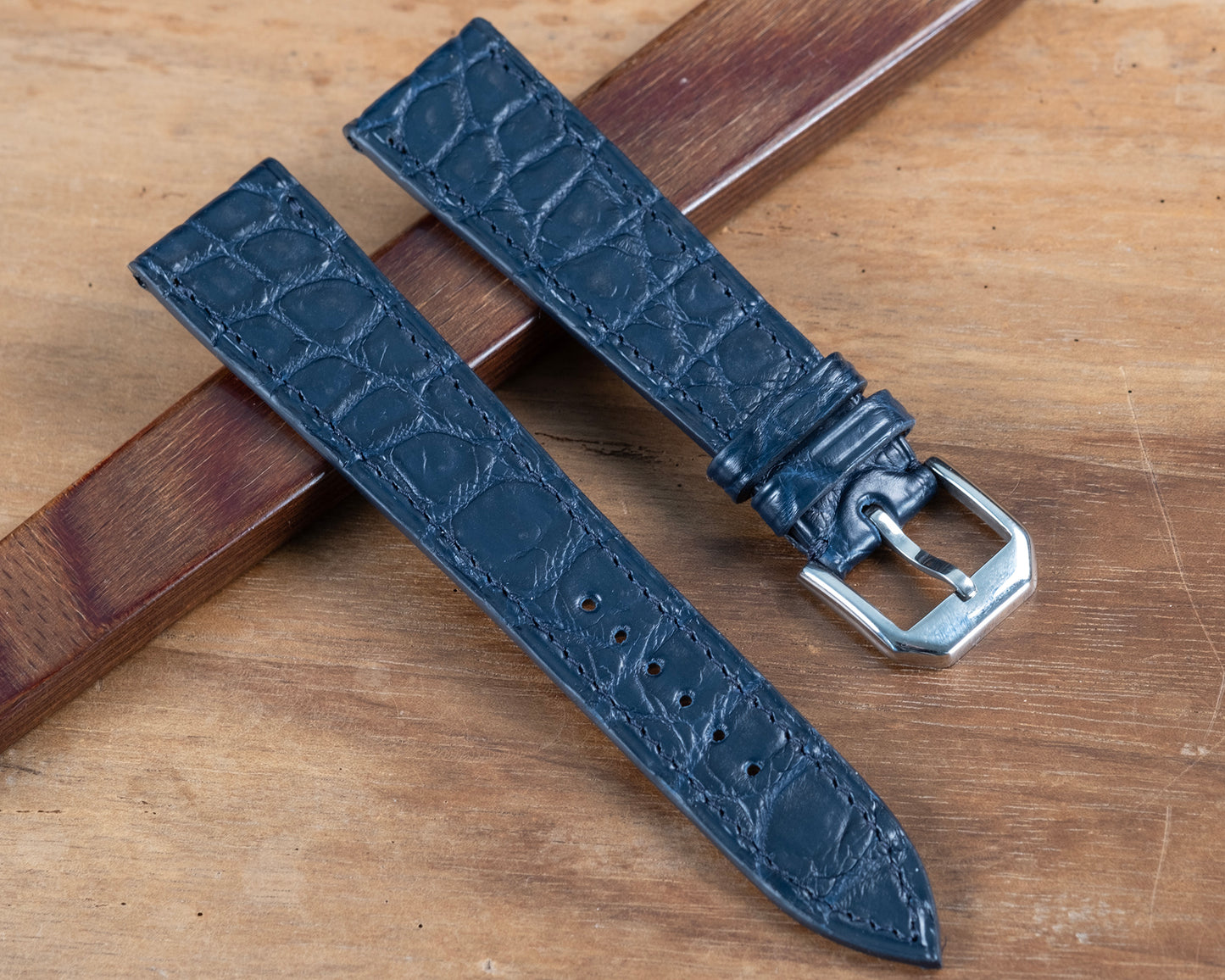 Bracelet alligator bleu marine écailles rondes