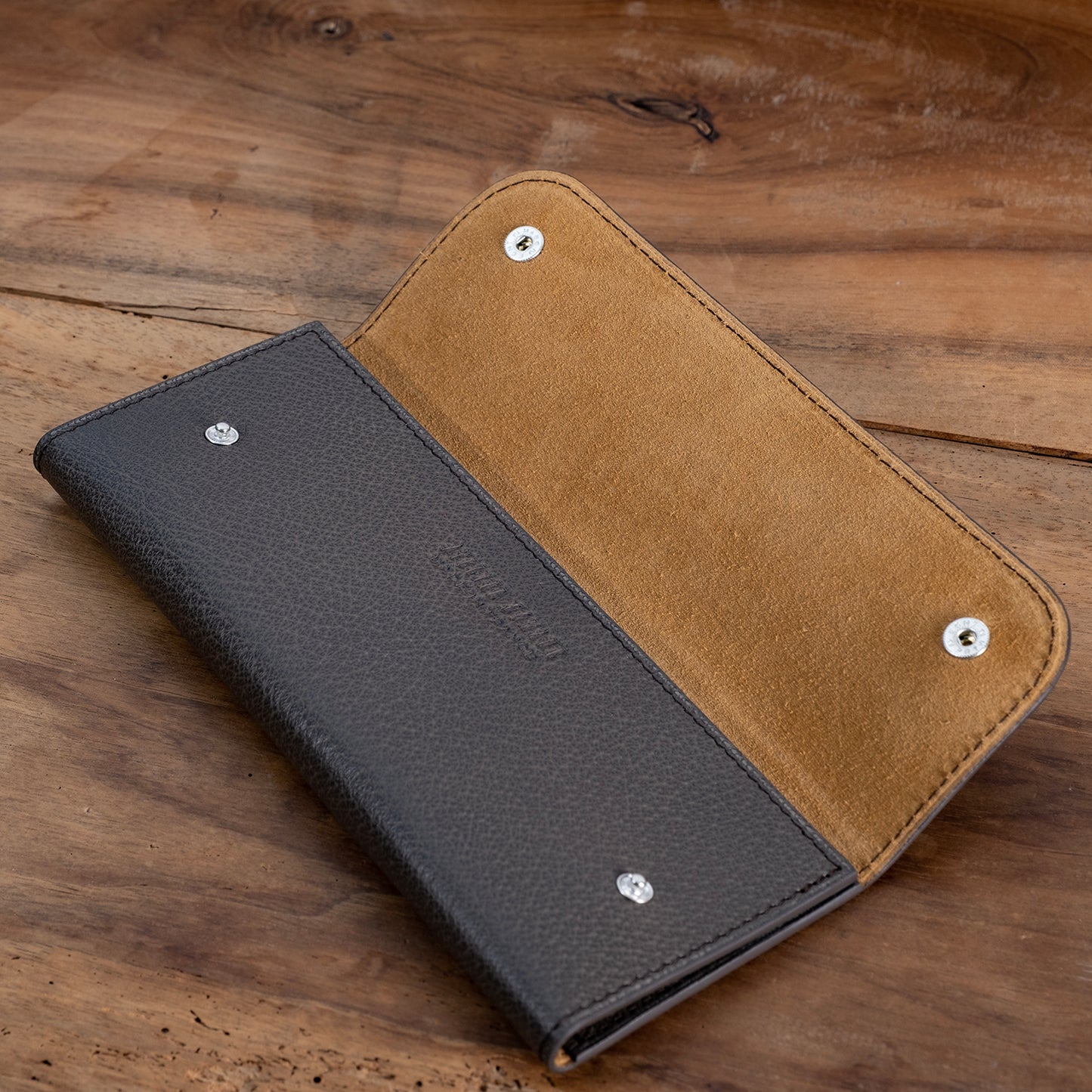 Soft pouch for two brown pigskin-look watches