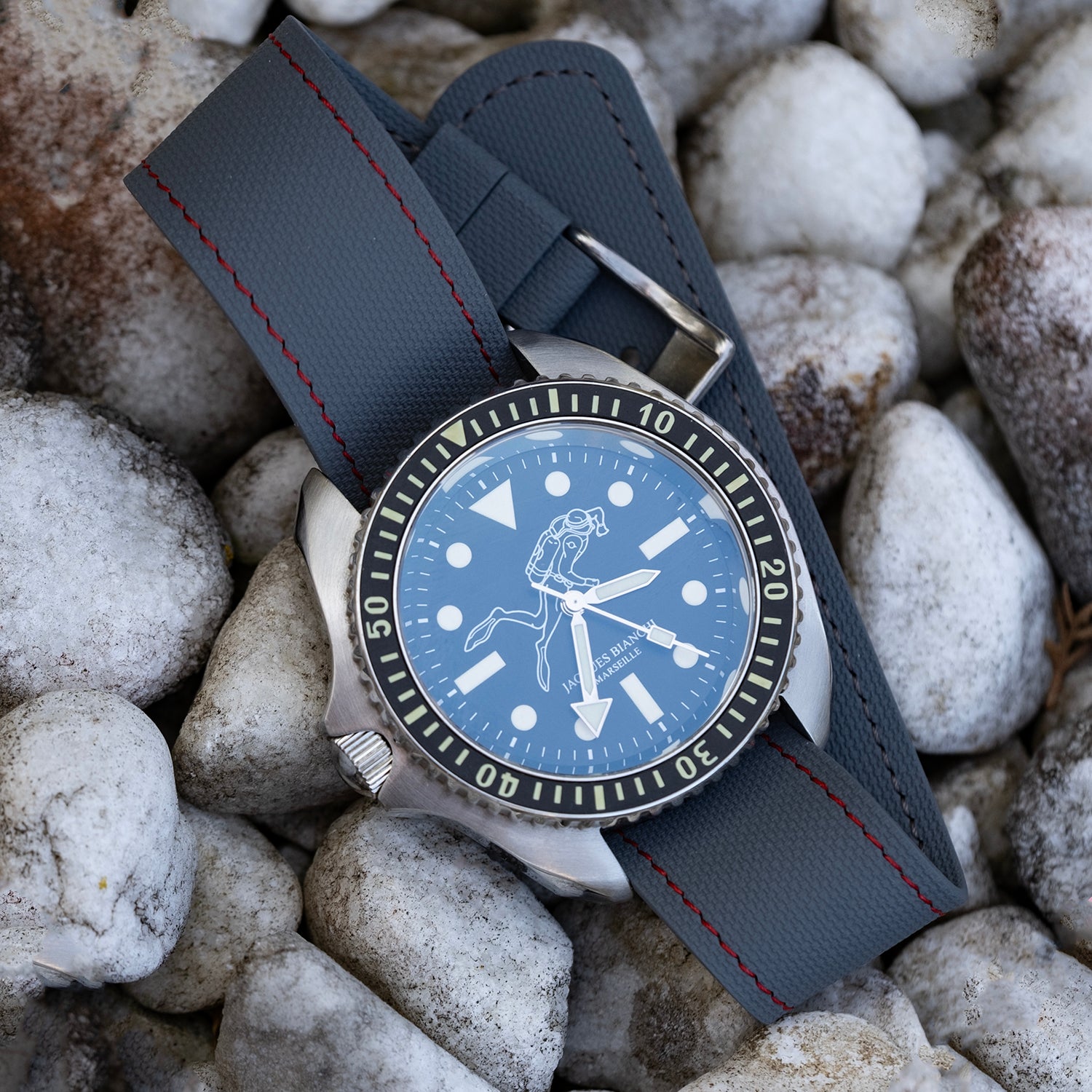 Bracelet une pièce fkm rubber gris couture rouge
