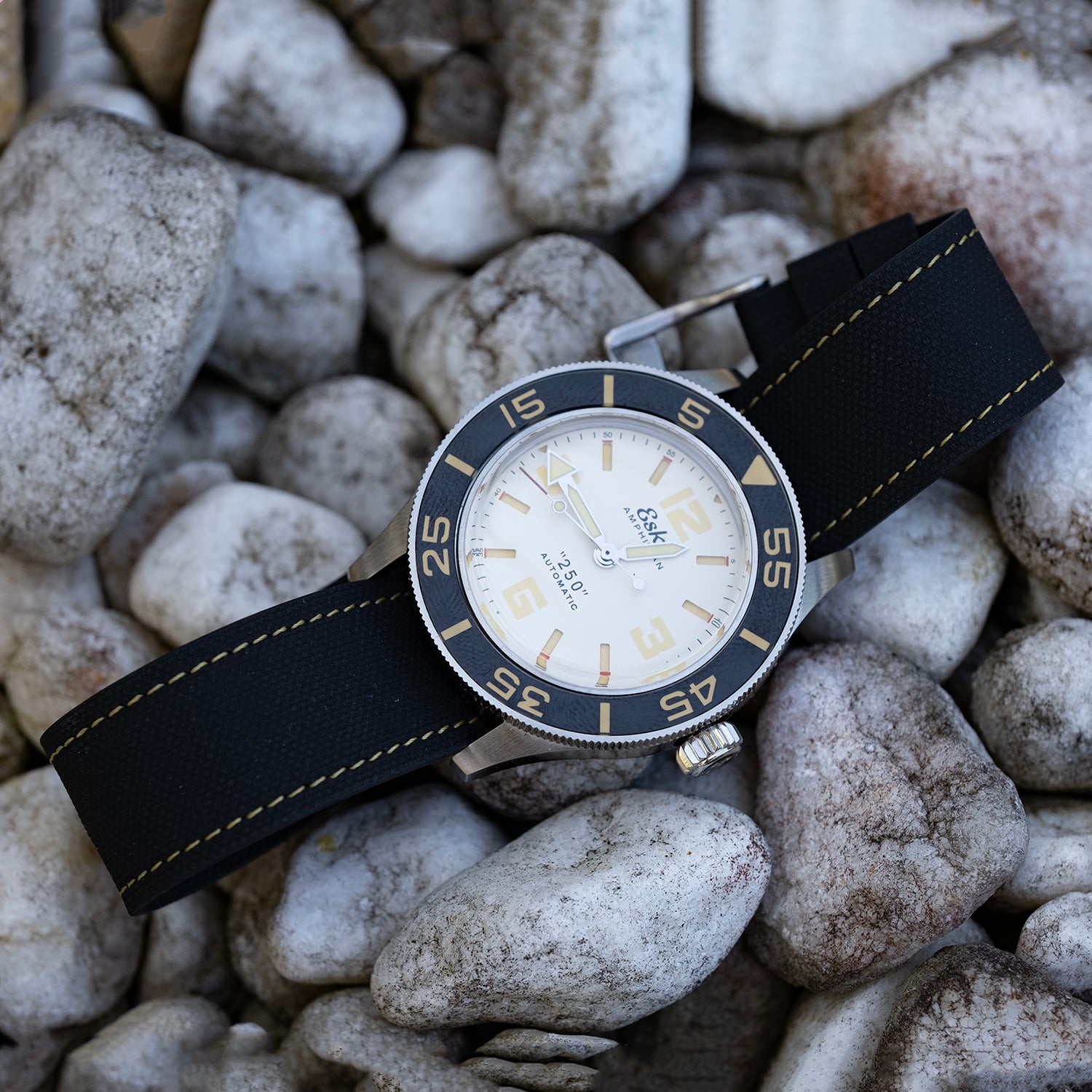 Bracelet une pièce fkm rubber noir couture jaune